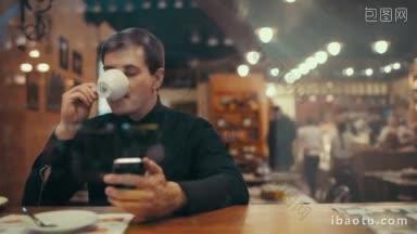 年轻的商人在咖啡馆里喝着咖啡，打着短信，透过玻璃看到微弱的城市倒影